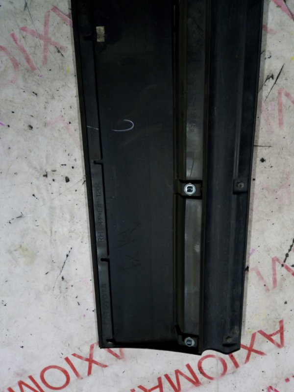 Накладка на дверь задняя правая VOXY 2004-2007(2005) AZR60 1AZ