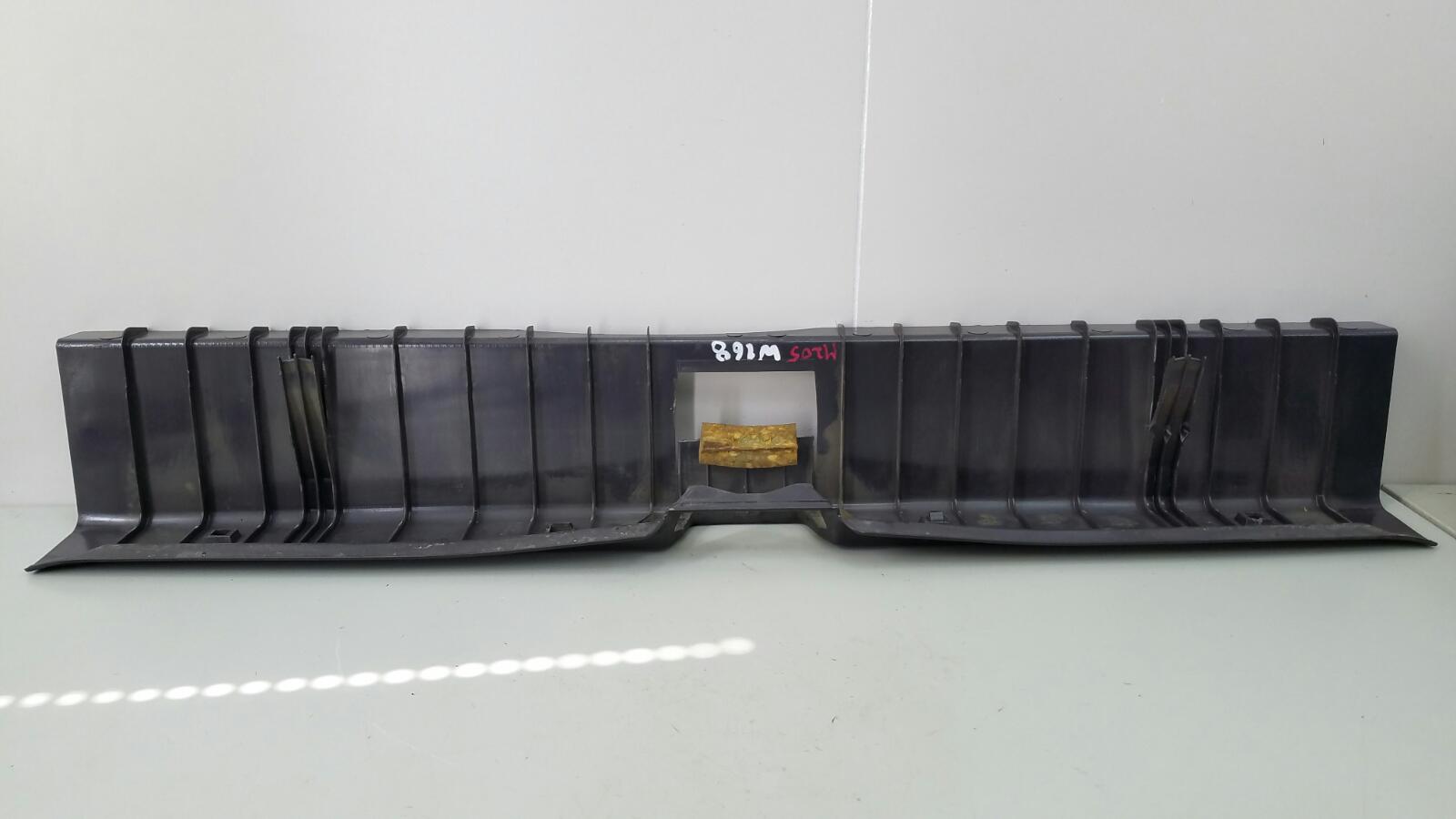 Обшивка накладка замка багажника Mercedes A140 W168 M166E14 1.4л