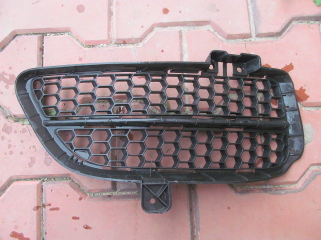 Решетка в бампер передняя правая Volkswagen TOUAREG 1 2003-2010 7L6853666B Б/У