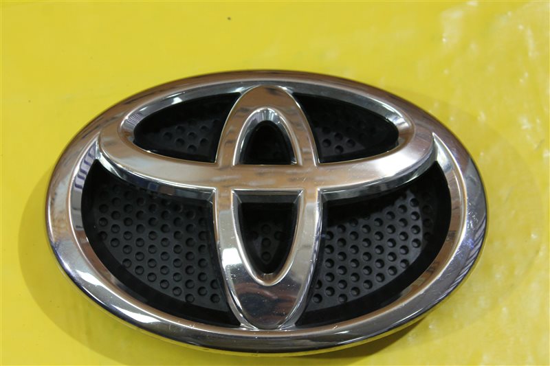 Эмблема решетки радиатора передняя Toyota Rav4 2013-2015 CA40 7531212320 Б/У