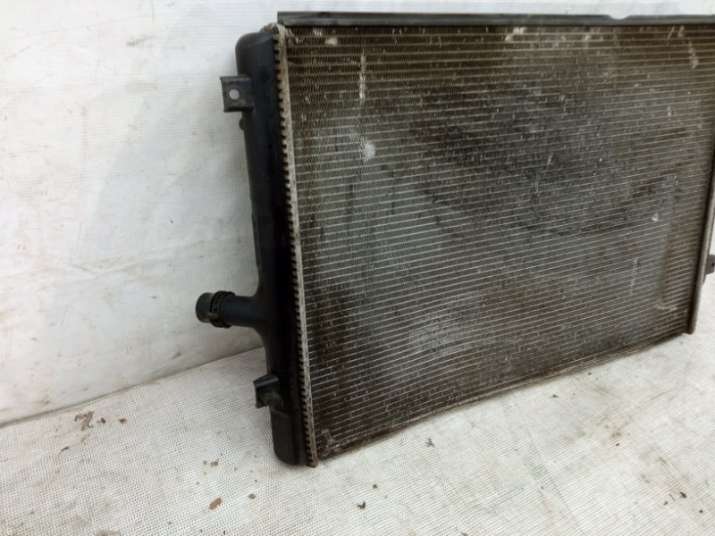 Радиатор охлаждения PASSAT 2005-2010 B6