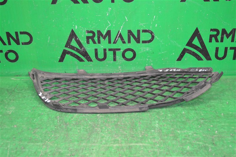 Решетка бампера AMG передняя правая MERCEDES С W205