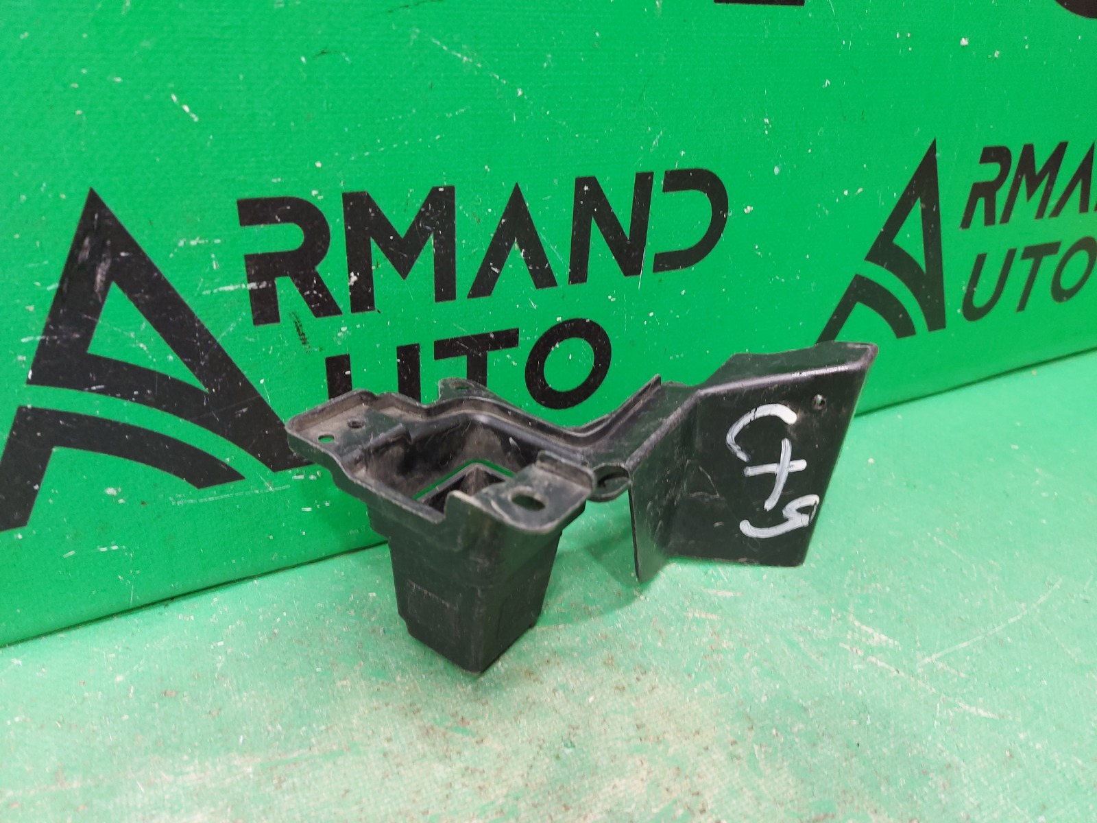 Кронштейн решетки радиатора правый CX-9 CX9 2016 2