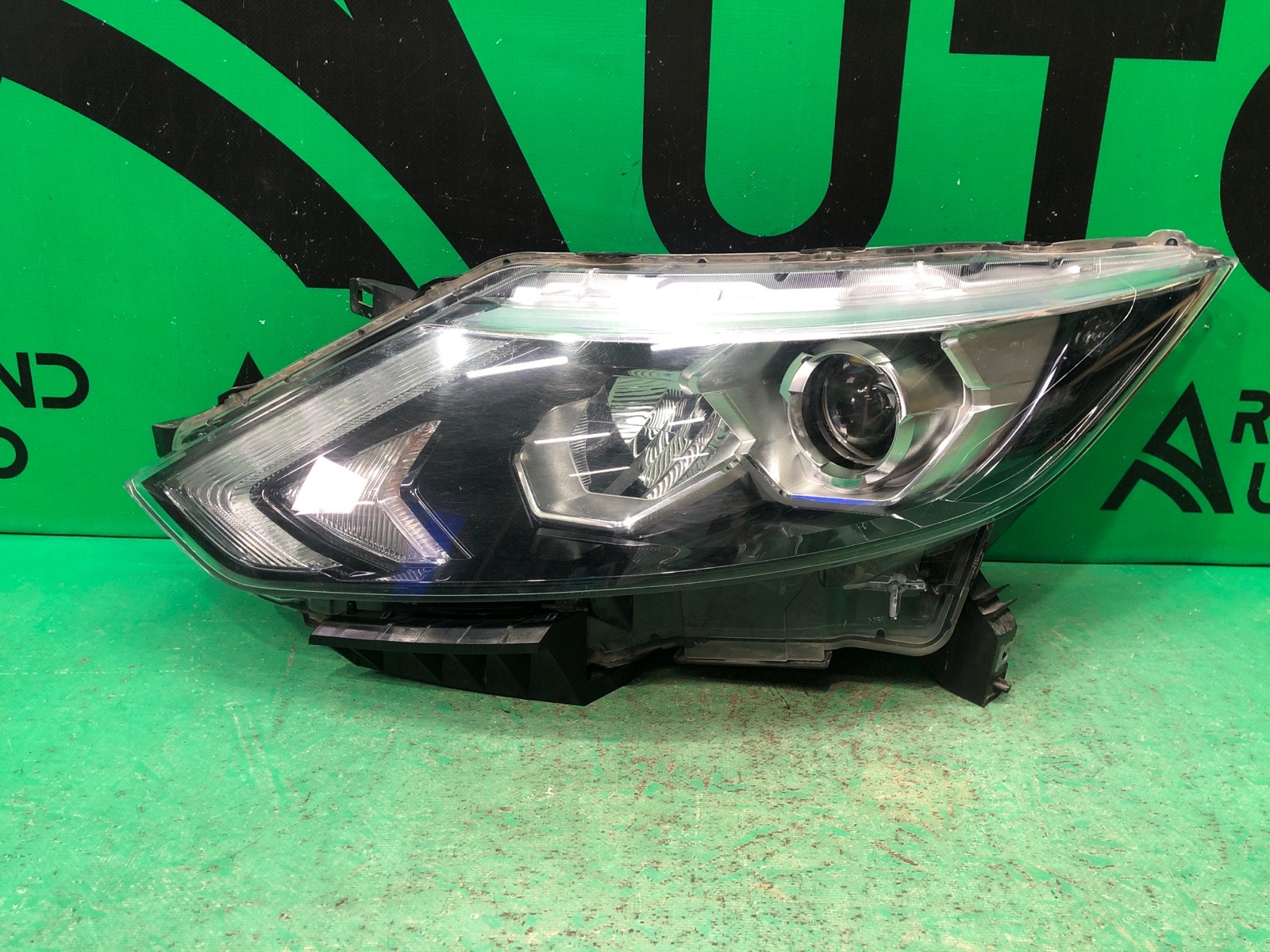 Фара левая NISSAN QASHQAI 2013 J11 260604EH1B Б/У