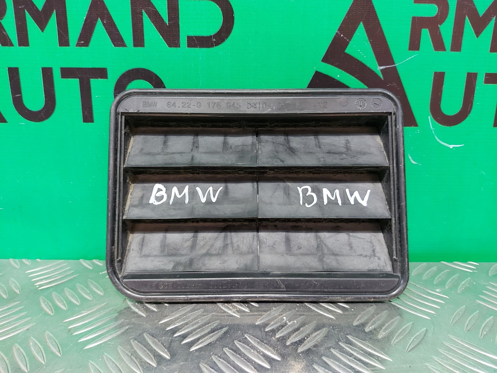 Решетка вентиляционная багажника BMW 5 series 2016-нв G30 G31 64229176945 Б/У