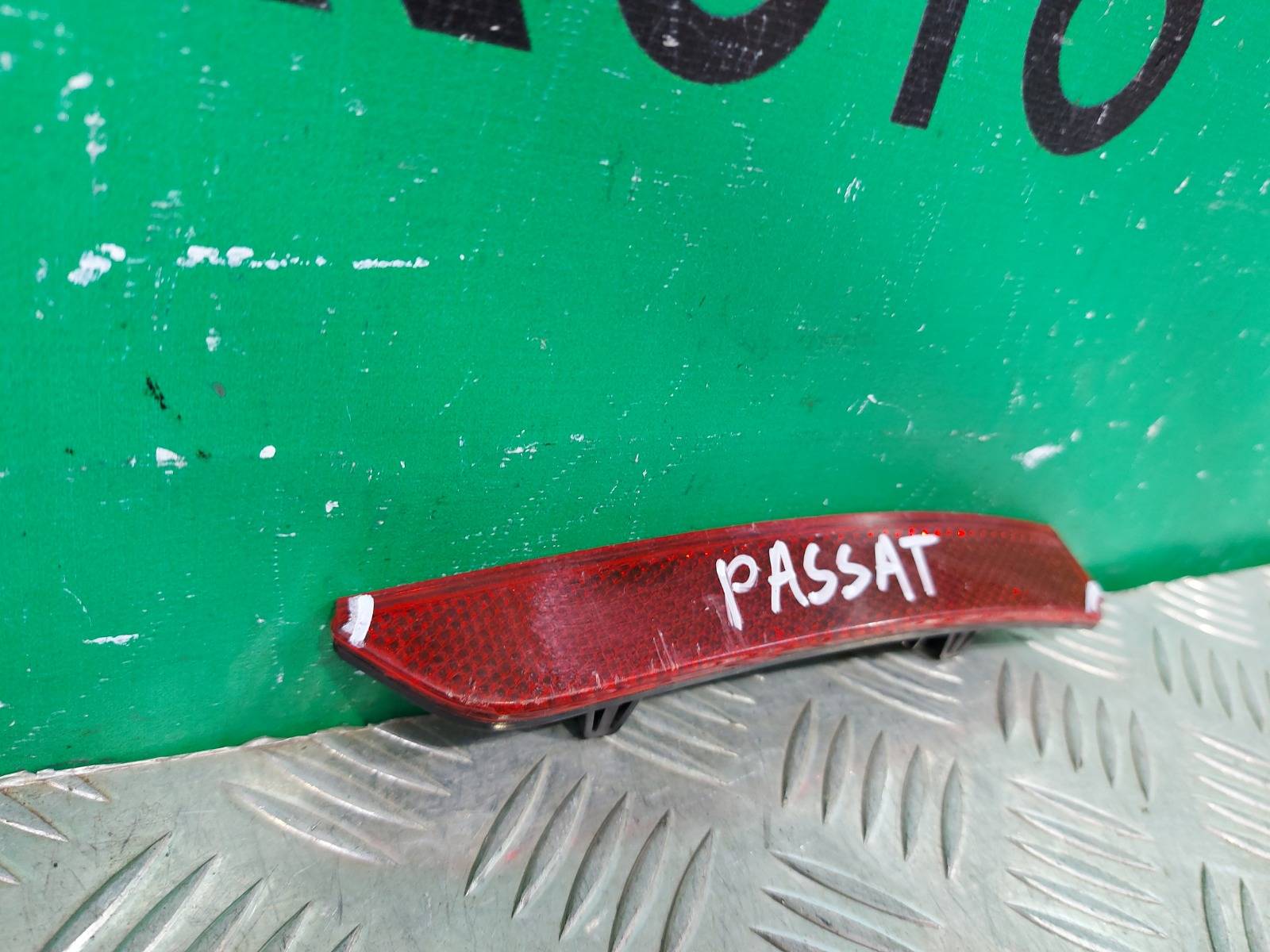 Отражатель внутренний задний правый Passat 2014-нв B8