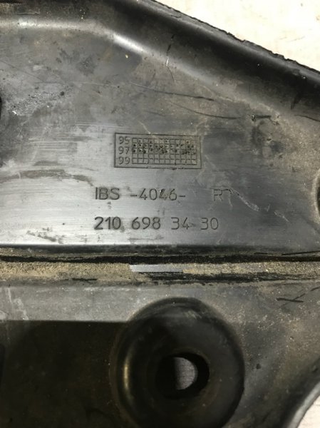 Накладка правая MERCEDES E W210 113.940 4.3L