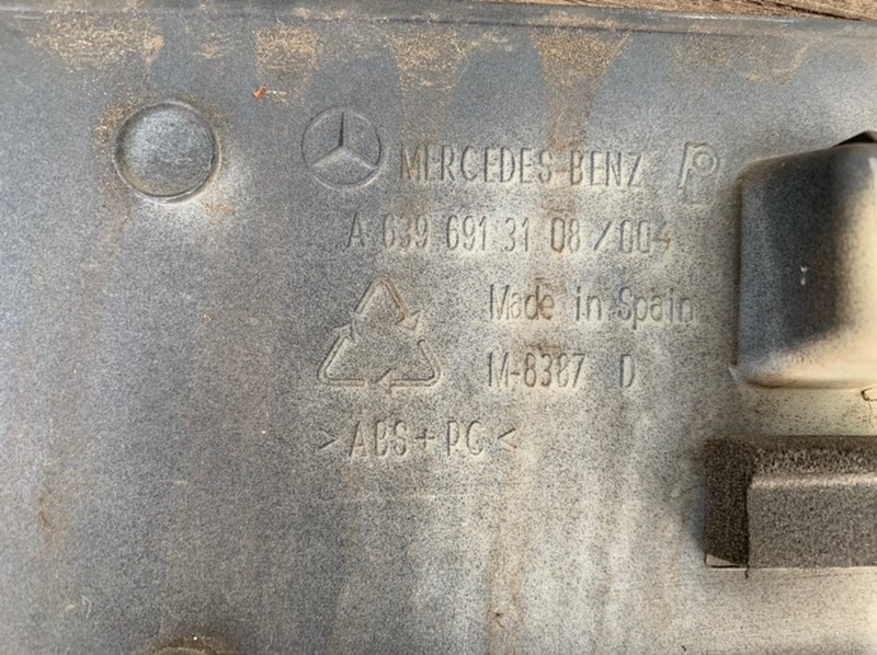 Накладка на крыло правая MERCEDES V W639 272.978 3.5L