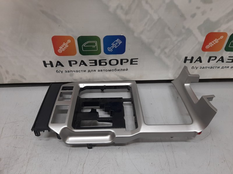 Накладка на консоль между сиденьями TOYOTA Land Cruiser 2016 200 1UR-FE 58841-60310 Б/У