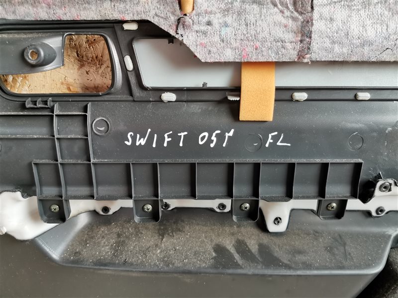 Обшивка двери передней левой SUZUKI SWIFT