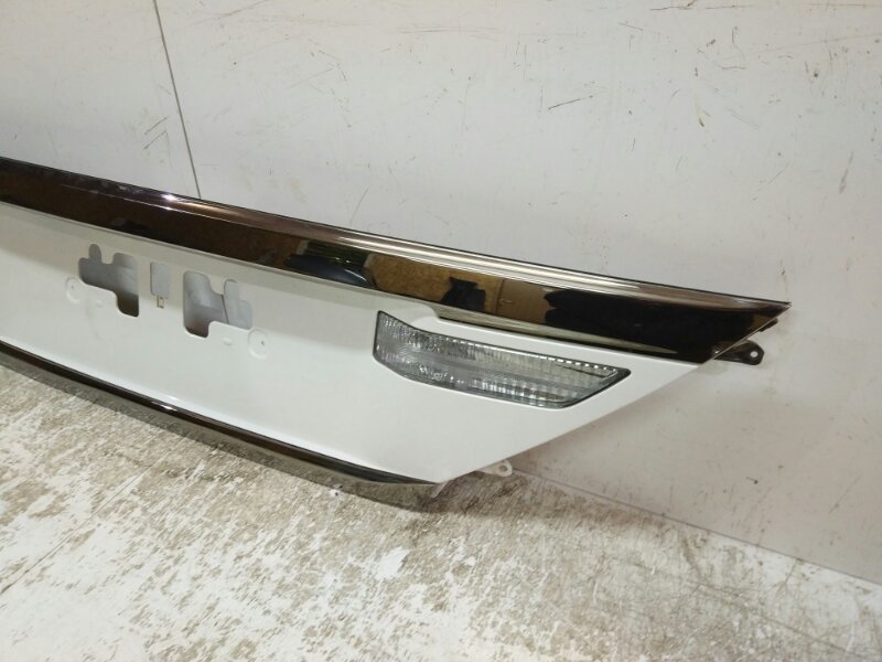 Накладка крышки багажника задняя Toyota Alphard 2