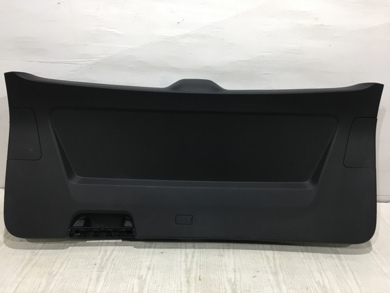 Обшивка двери багажника задняя Volkswagen Teramont 2018- 3CN867601 новая