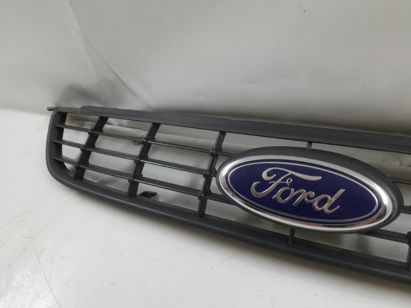 Купить решетку на форд. Передняя решётка с эмблемой Форд фокус 2 Рестайлинг артикул. Решетка Форд фокус 2 нижняя. Форд фокус 2 знак решетки радиатора. Верхняя решетка радиатора фокус с Макс.