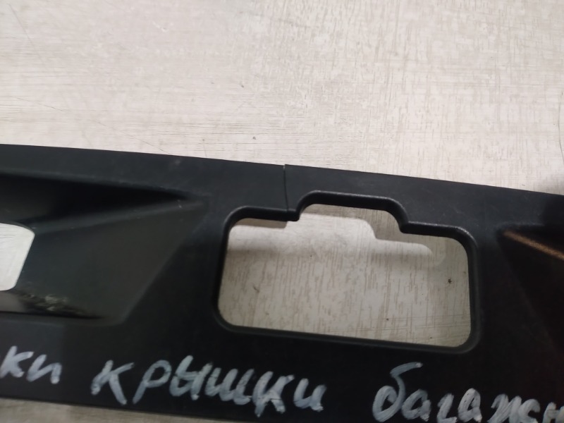 Накладка подсветки крышки багажника задняя Camry 2017-2019 V70