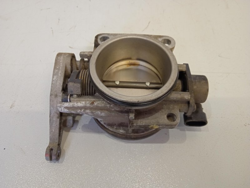 Рено дастер прокладка дросселя. 6. Дроссель рено дастер 1. Рено дастер дроссельная заслонка 2л. Дроссельная заслонка рено дастер 1.