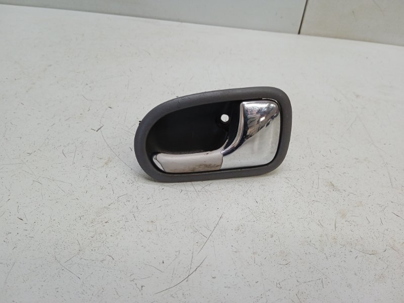 Ручка двери внутренняя правая Mazda Protege 1999 BJ 1.8 B25D5833043 Б/У