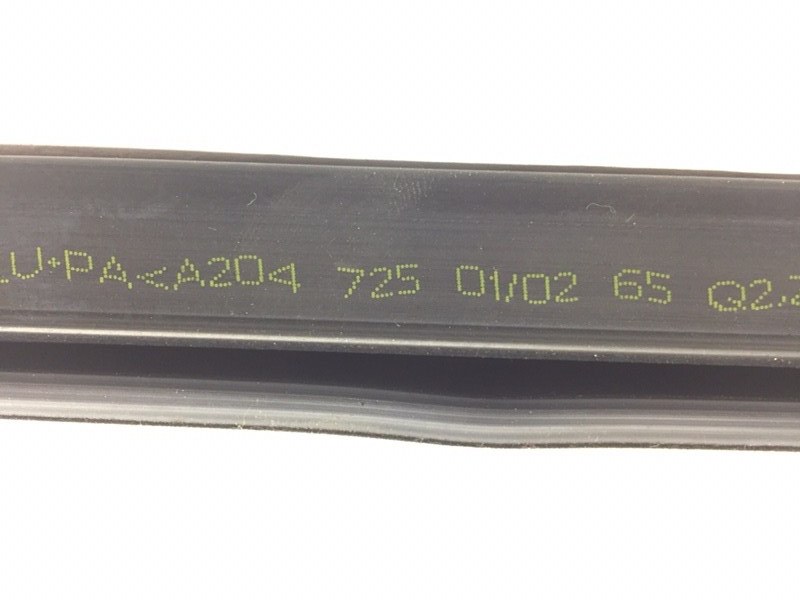 Уплотнитель стекла передний левый C300 2014 W204 3.5