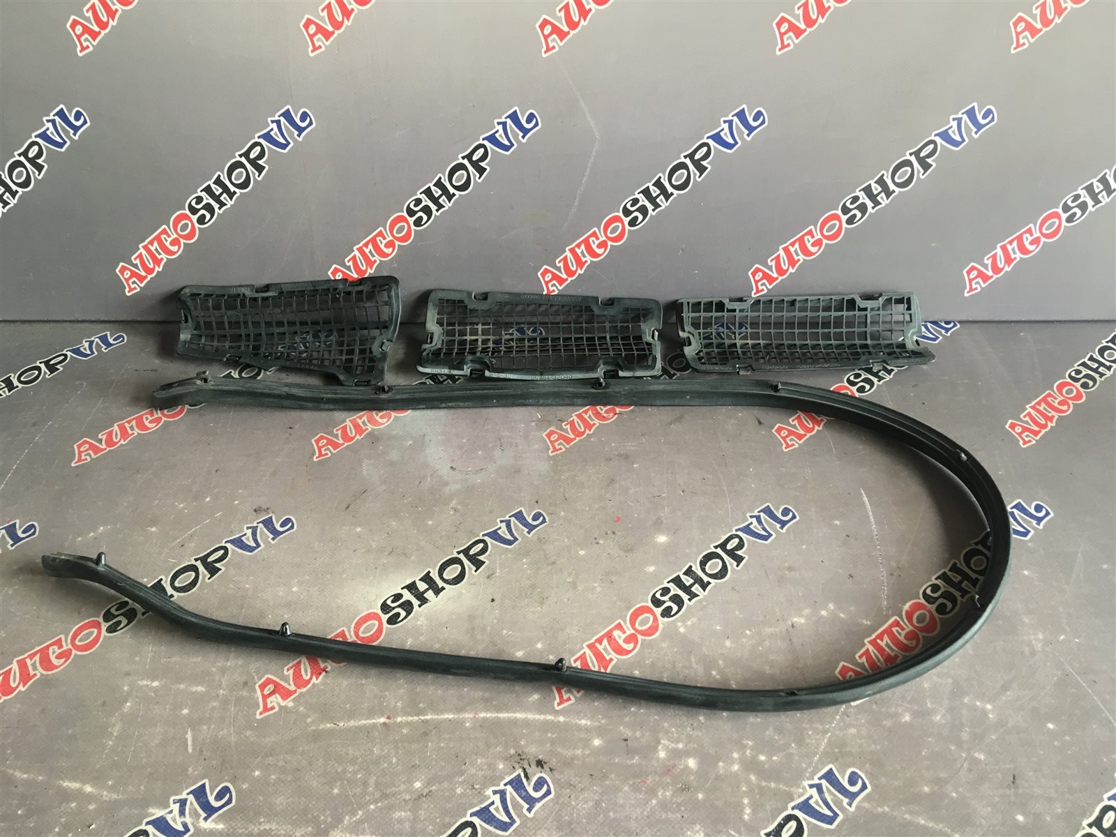 Решетка под дворники TOYOTA VISTA 02.1990 SV22 4SFI 55781-32030 контрактная