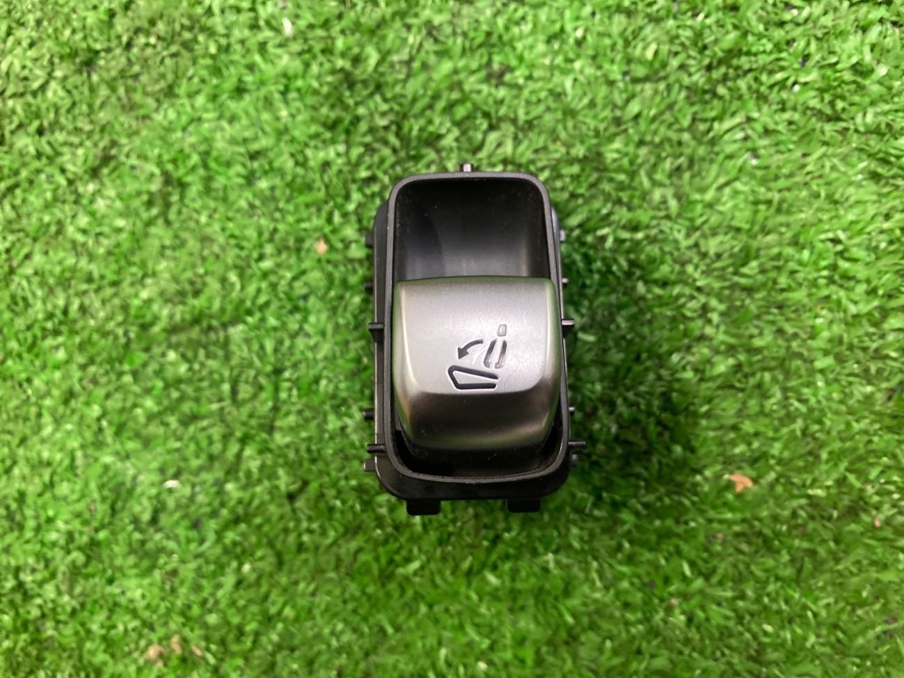 Кнопка откидывания сиденья правая Mercedes-Benz C-Class W205 A2059052113 контрактная