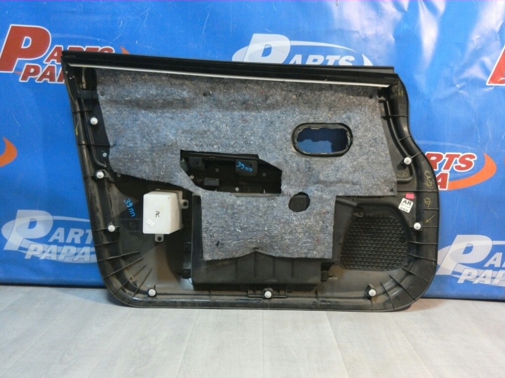 Обшивка двери передняя правая Tiida 2010 C11 1.6 HR16DE
