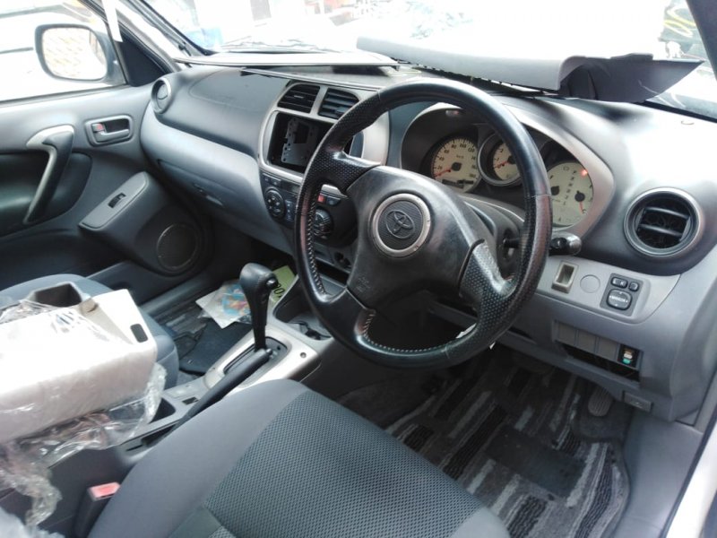 Консоль под магнитолу TOYOTA RAV4 2000 ZCA26 1ZZ-FE 55410-42080 контрактная