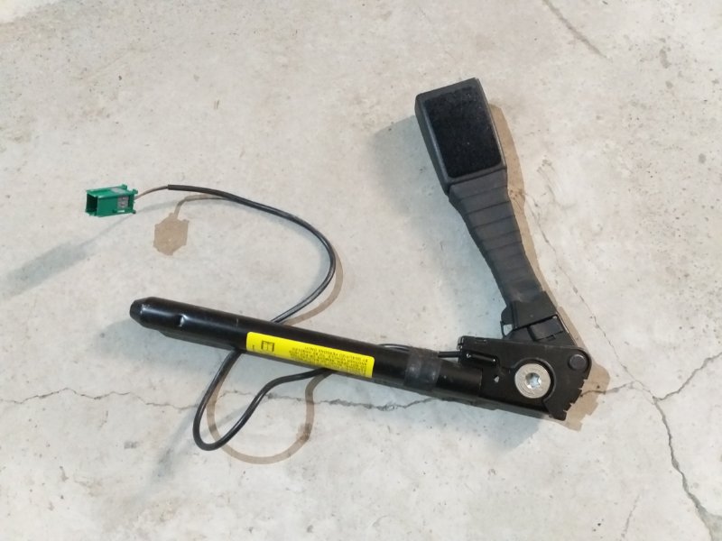 Пиропатрон форд фьюжн. Преднатяжитель ремня форд фокус 2. Разъем преднатяжителя ремня опель инсигния. Преднатяжитель ремня водителя. Преднатяжители ремней chevrolet captiva.