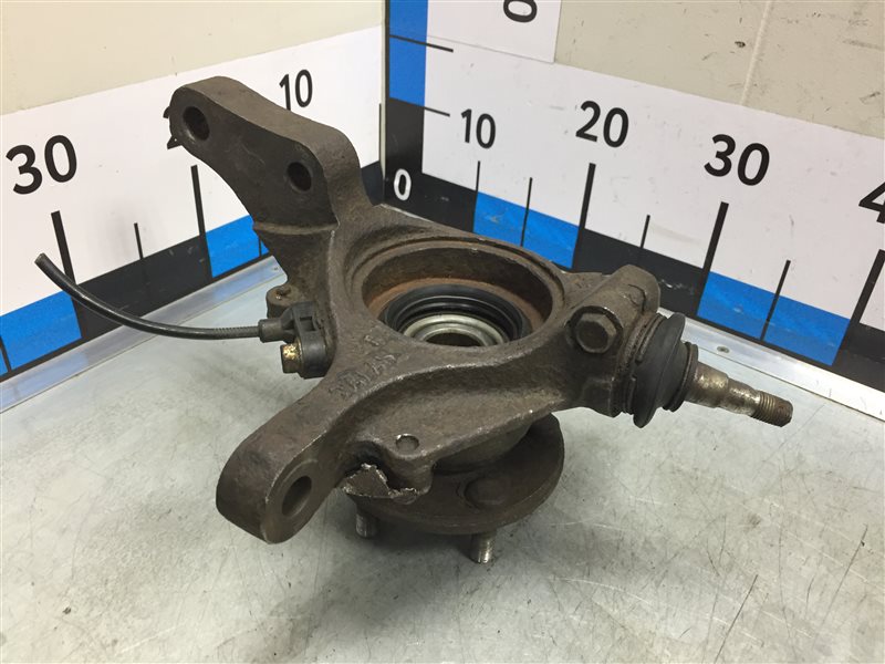 Кулак поворотный передний левый Subaru Forester SF EJ251 28313AE030 Б/У