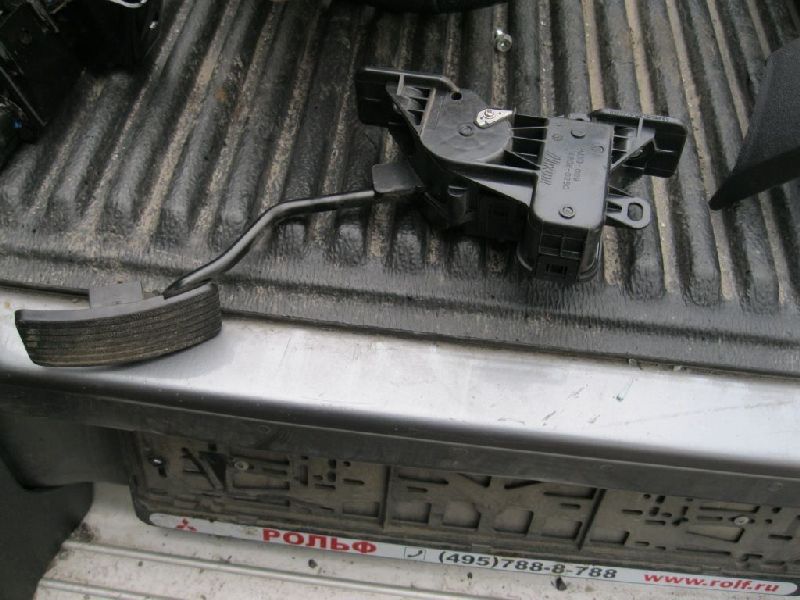 Педаль газа MITSUBISHI L200 2005- 2005-2015 KB4T 4D56 MR992933 Б/У