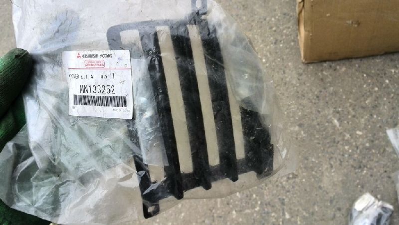 ЗАГЛУШКА ПТФ передняя правая MITSUBISHI OUTLANDER 1 2003-2008 CU2W 4G63 MN133252 новая