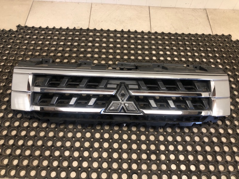 Решетка радиатора MITSUBISHI PAJERO 4 2014 2015 2016 2017 2018 V87W 4M41 7450A956 Б/У