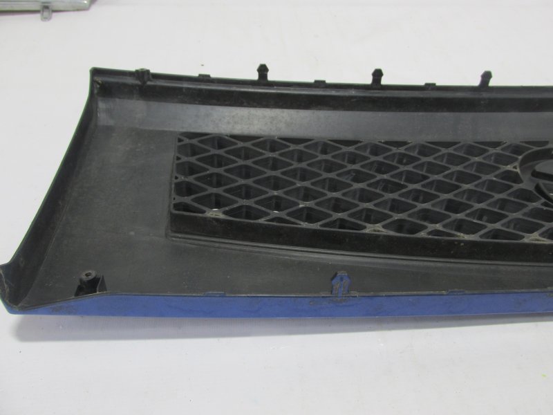 Решетка радиатора передняя Mazda Spiano HF21S