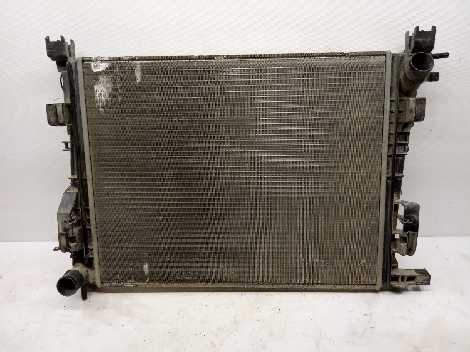 Радиатор охлаждения Renault Logan 2 2014- 214106179R Б/У