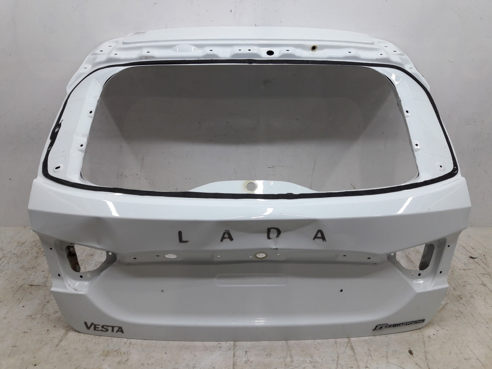 Крышка багажника Lada Vesta 2015- 8450102347 купить Б/У id29564