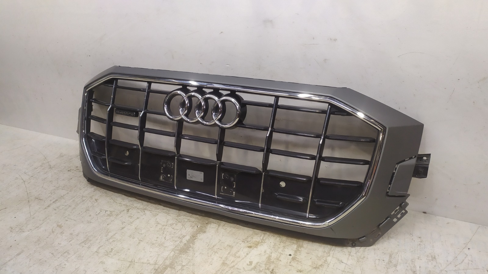 Решетка радиатора Audi Q8