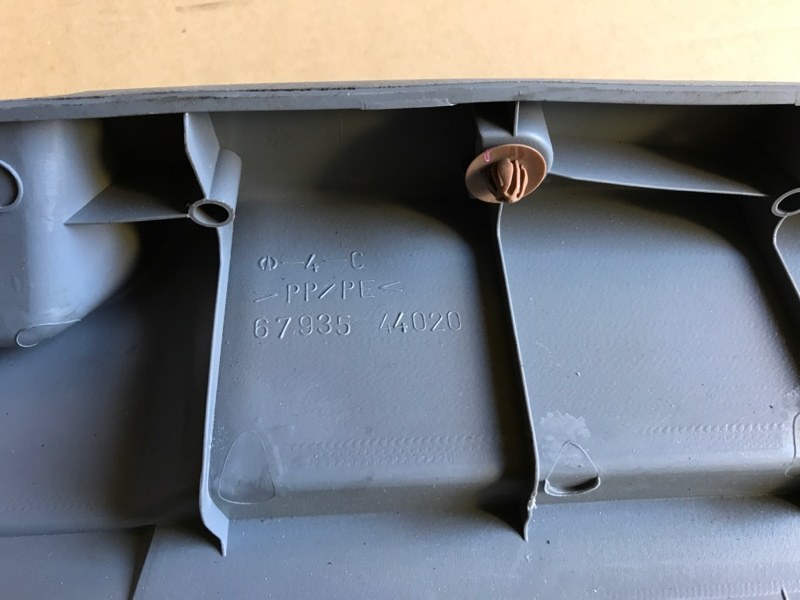 Обшивка багажника задняя TOYOTA IPSUM ACM21 2AZ-FE