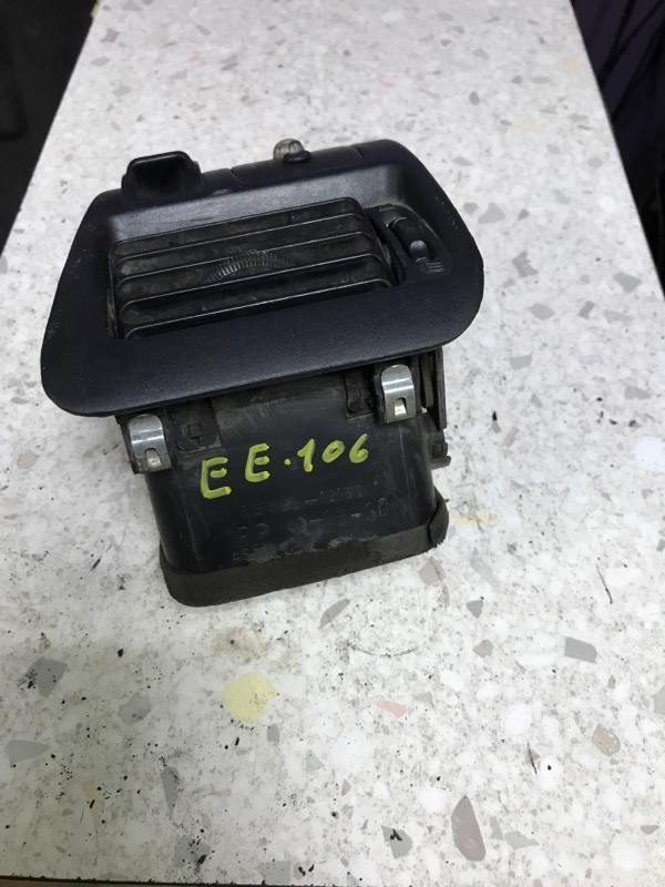 Дефлектор панели приборов правый TOYOTA COROLLA EE106V 2E