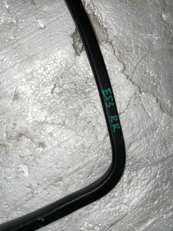 Уплотнительная резинка задняя правая CIVIC FERIO 2005 ES3 D17A