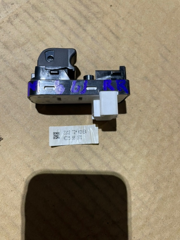 Кнопка стеклоподъемника задняя правая MAZDA MAZDA6 2014 GJ PE-VPR KD3566370 контрактная