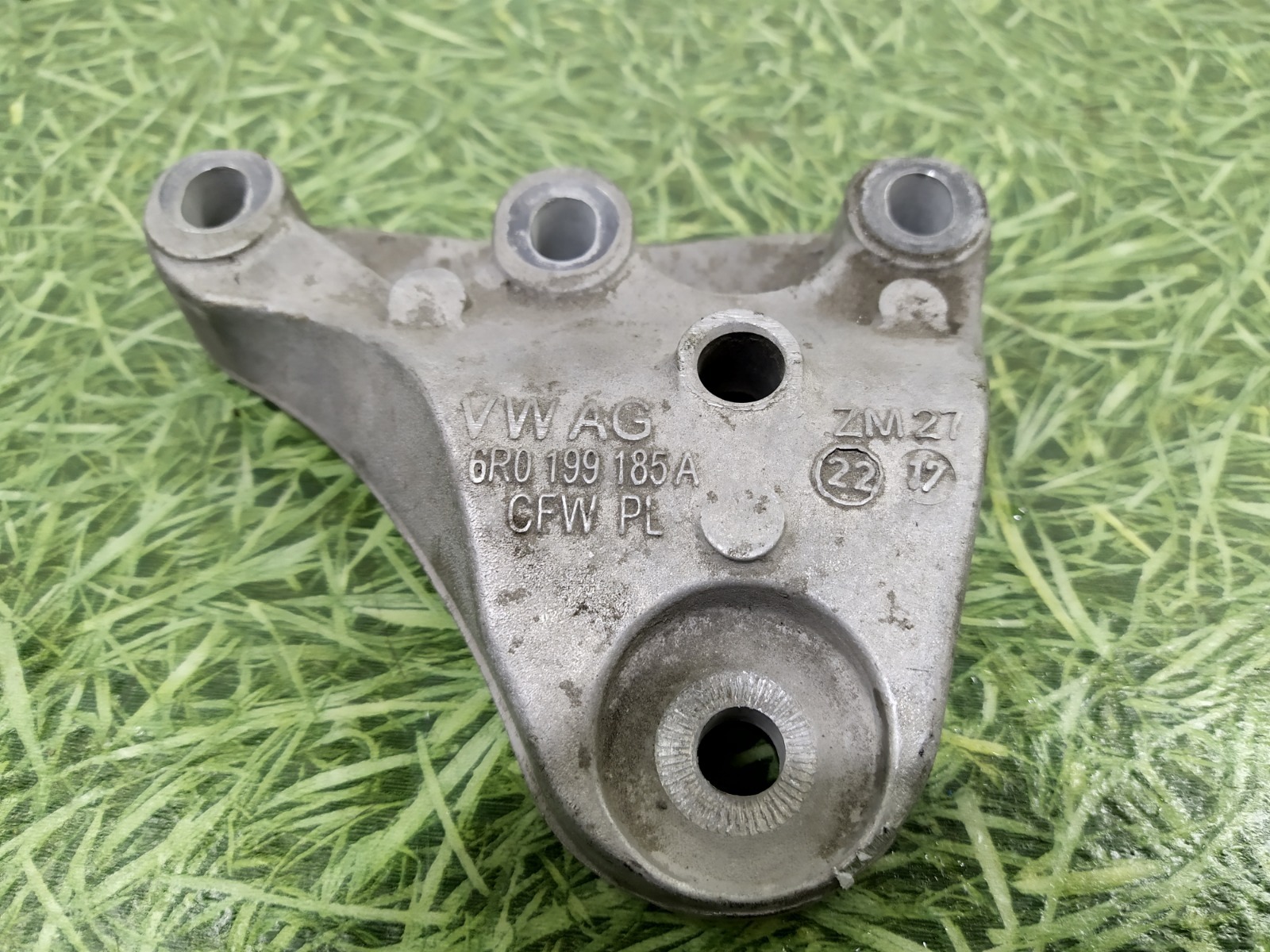 Кронштейн опоры двигателя правый Skoda Fabia 2015-н.в 6R0199185A Б/У