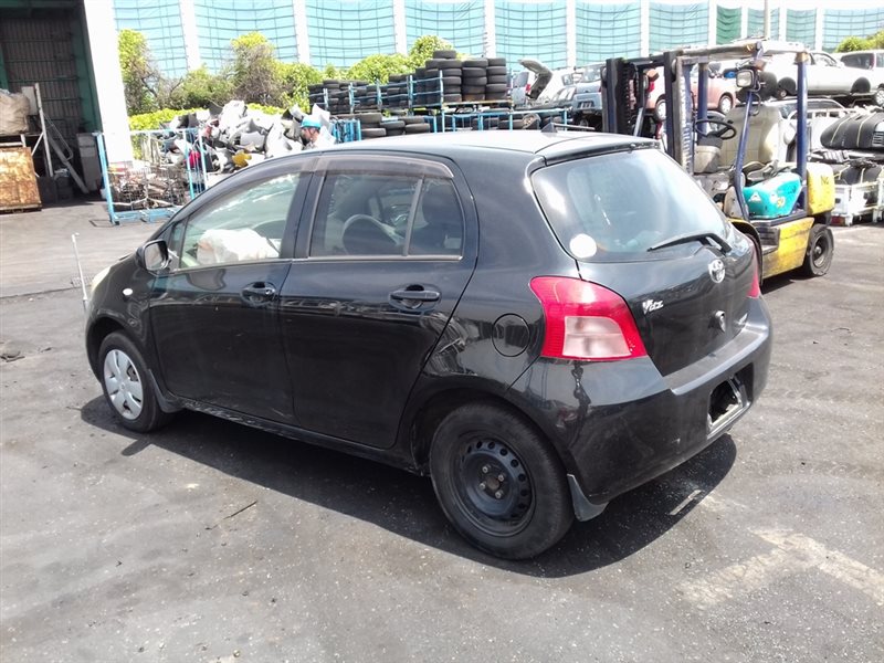 Крепление капота Toyota Vitz SCP90 2SZ