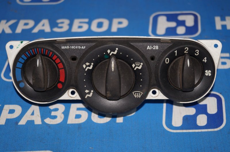 Блок управления отопителем Ford Focus 1 98AB18C419AF Б/У