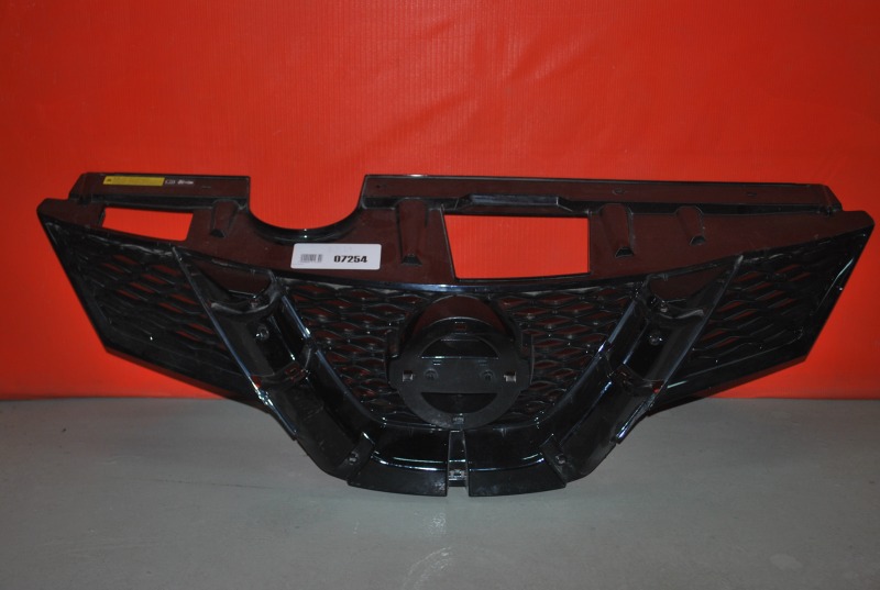 Решетка радиатора передняя Nissan X-Trail 623104CM0A Б/У