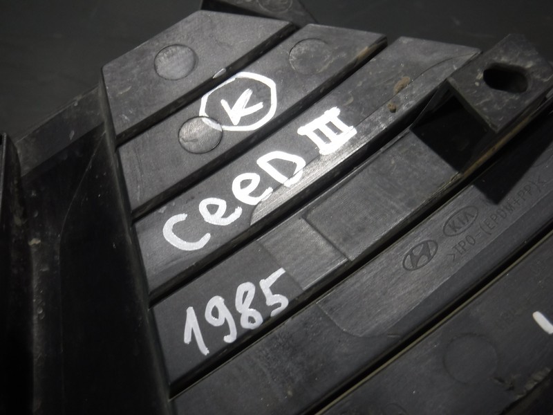 Решетка в бампер центральная Ceed CD