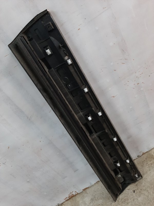 Накладка двери передняя правая Touareg 2010-2018 7P 3.0 CVV / CVW Дизель