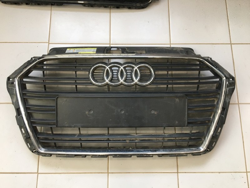 Решетка радиатора Audi A3 2012-2020 8V 8V3853651AA контрактная