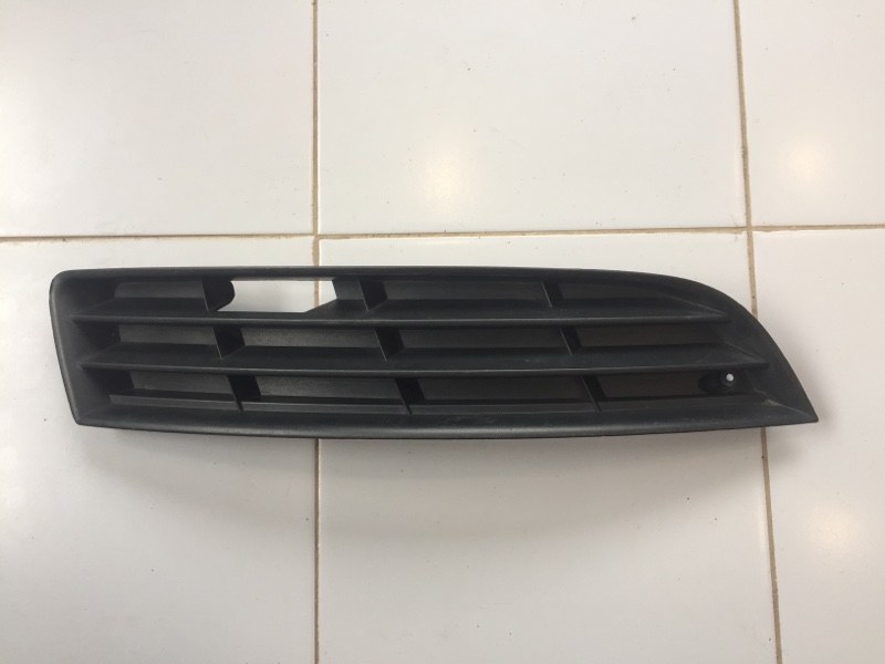 Решетка ПТФ правая Volkswagen Passat 2005-2010 3C 3C08536669B9 контрактная