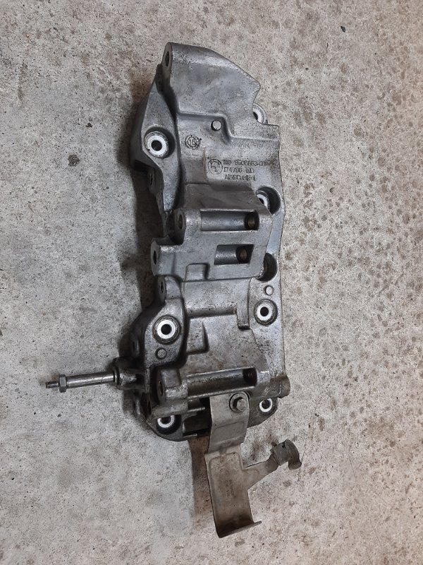Кронштейн генератора и компрессора кондиционера передний BMW X5 2013-2018 F15 3.0 N57D30B 11168506863 контрактная