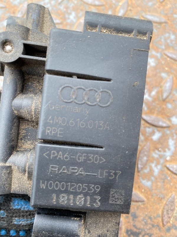 Блок клапанов пневмоподвески Audi Q7 4M 3.0 TDI DHX