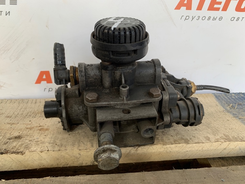 Тормозной кран атего. Передний тормозной кран мерседес атего 815. Тормозной кран атего. Главный тормозной кран аксор. Главный тормозной кран аксор.