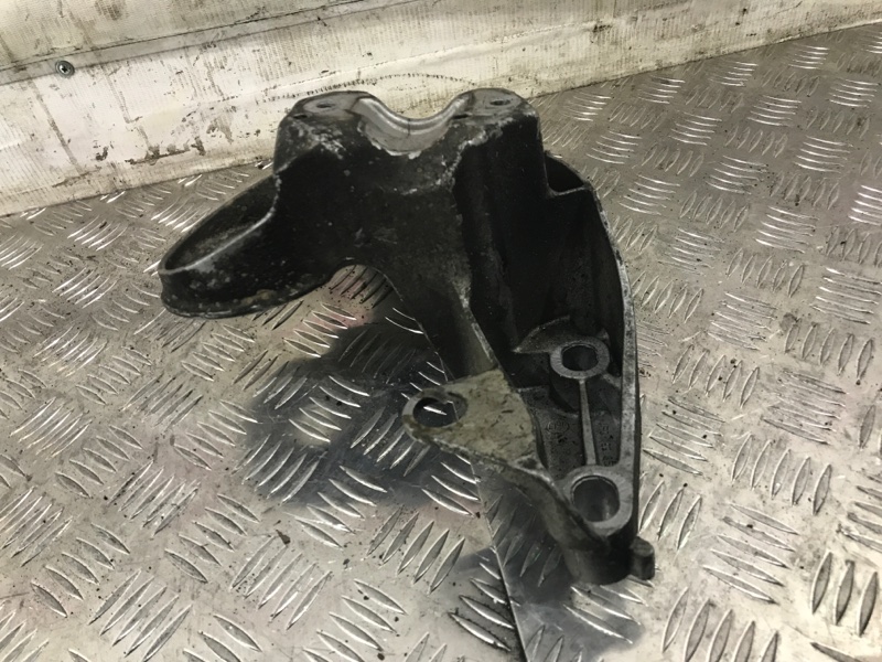 Кронштейн двигателя A6 2005 C6 BDW Кронштейн двигателя A6 2005 C6 BDW